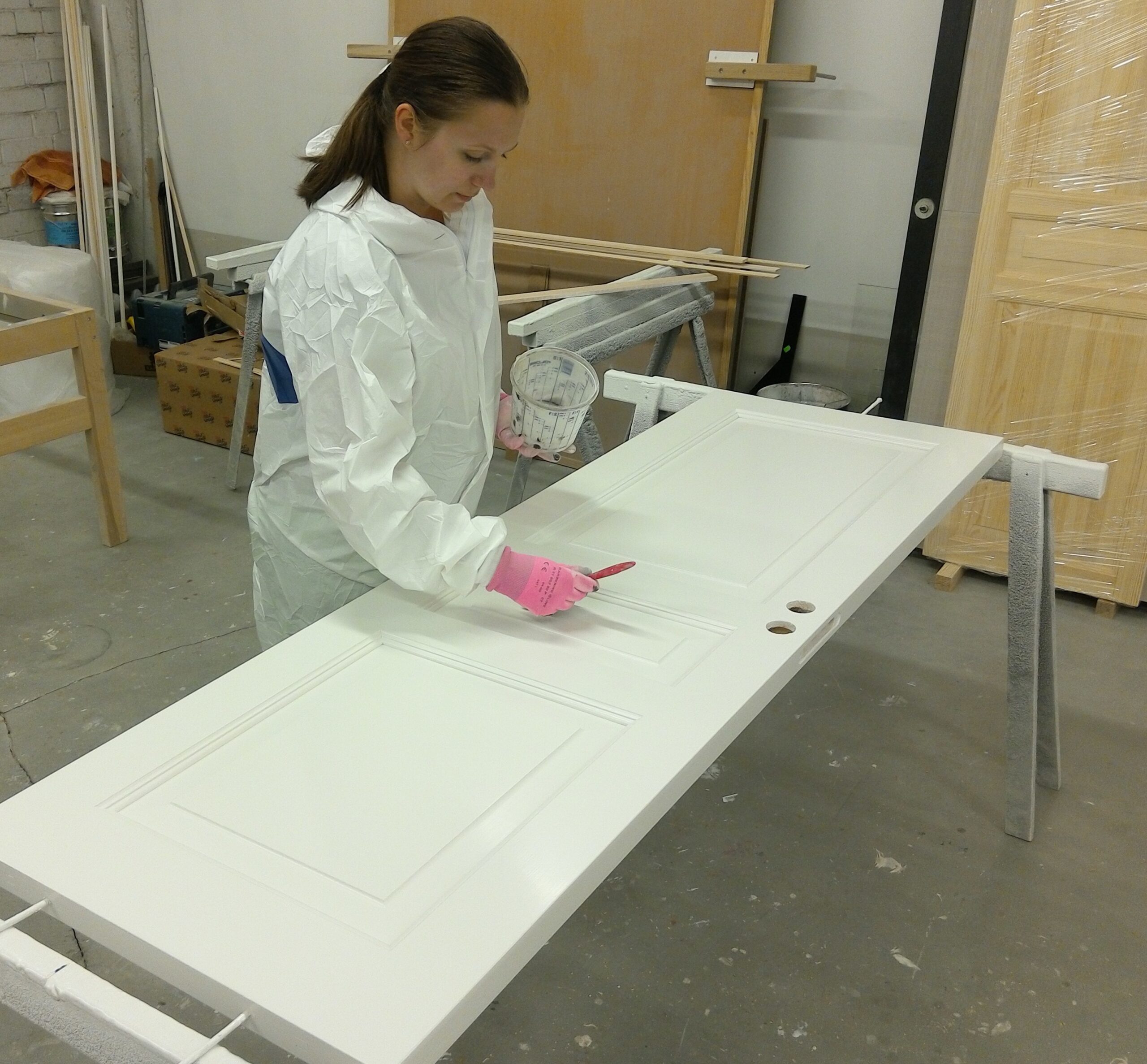 Spegeldörr ID1-G3-1 under målning.