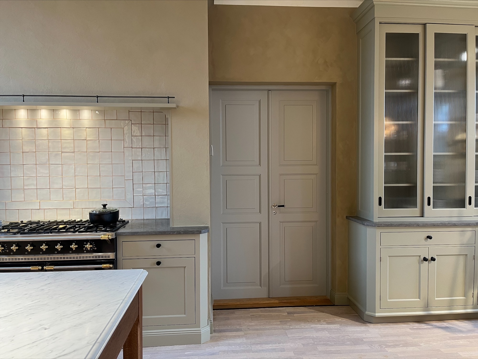 Parspegeldörr ID2-G4-1 hos Kvänum Kök i Linköping