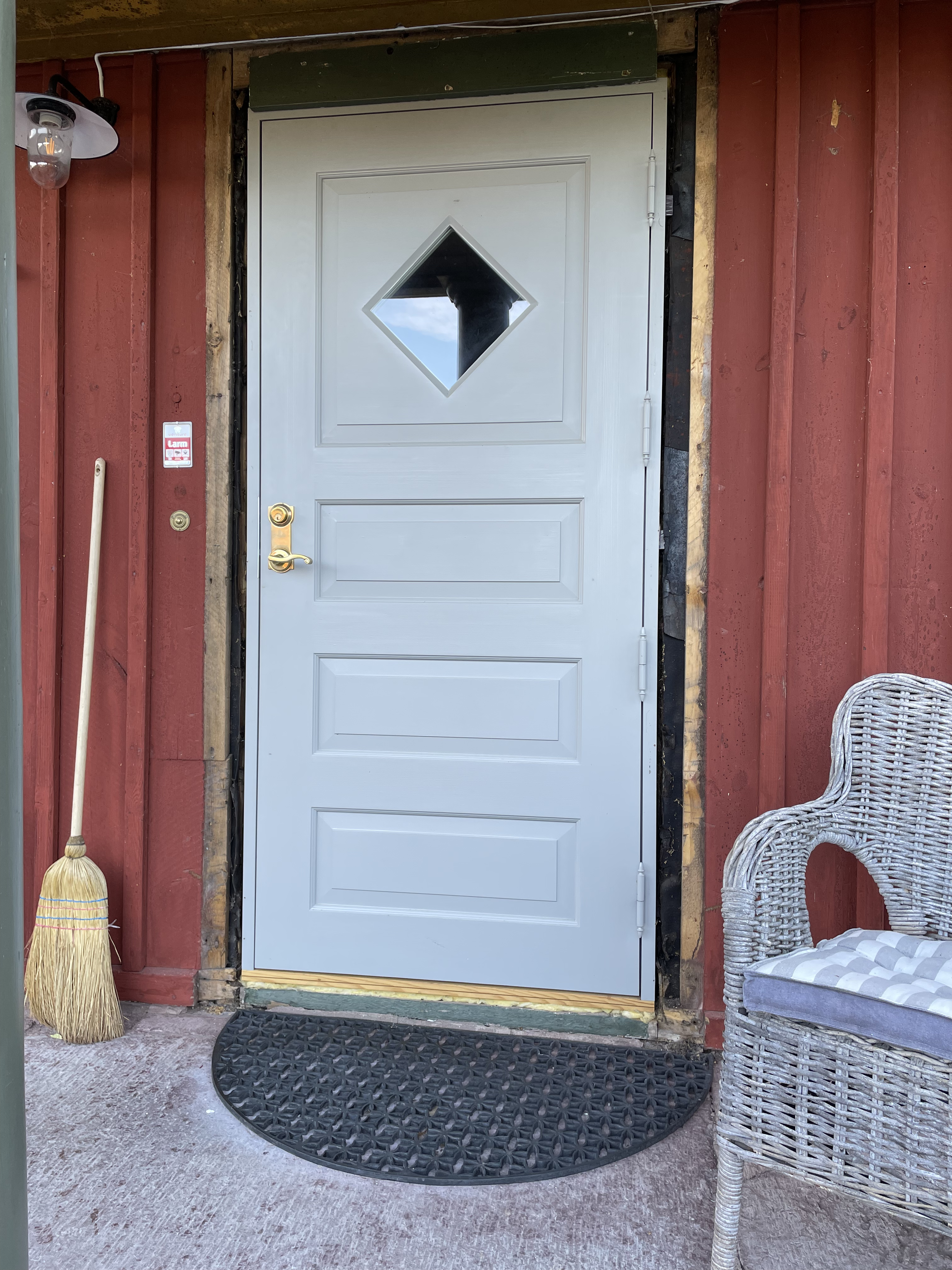 Originalytterdörr under byte till isolerad