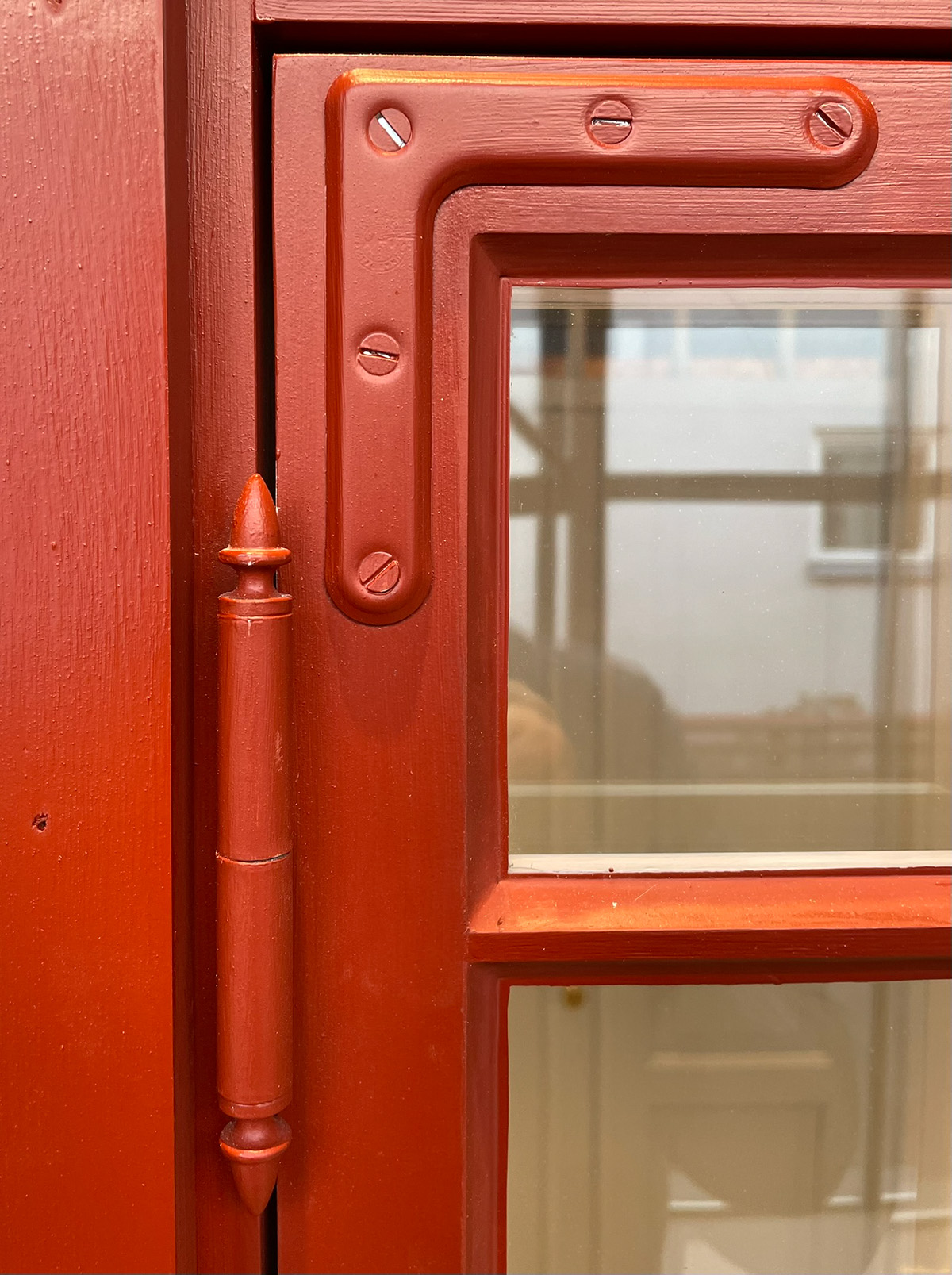 Tidstypiska hörnjärn, gångjärn ekollon