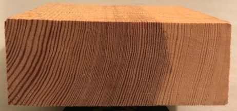 fönstervirke av tätvuxen furu