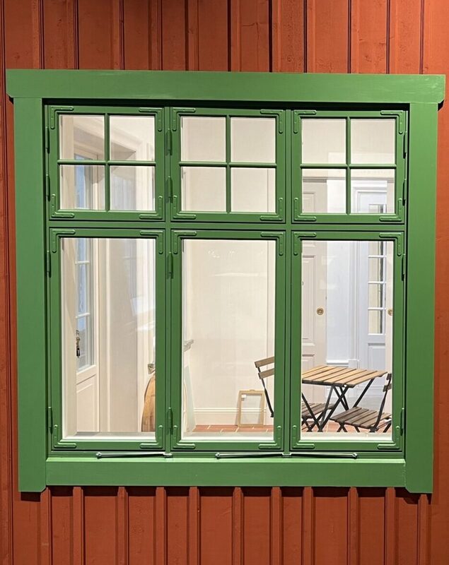 Grönmålade fönster och foder i vår utställning